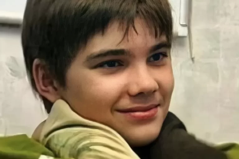 Menino russo Boris Kipriyanovich.