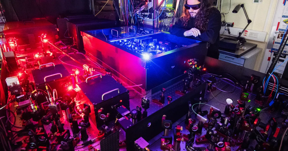 O físico Nicolas Pulido está ao lado de um protótipo de um computador quântico na Physikalisch-Technische Bundesanstalt PTB.